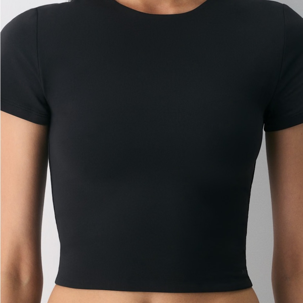Aritzia Babaton Contour Waist T-Shirt in Black